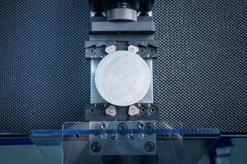 Prägevorgang eines zylindrischen Rohteils mit der Makro-4Grip Technologie.