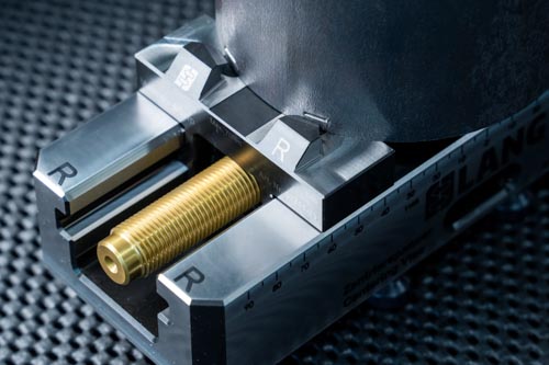 Formschlüssige Spannung von vorgeprägtem zylindrischen Rohteil und Makro-4Grip Spannbacke.