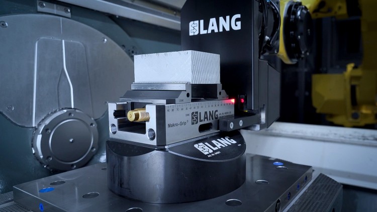 Automatisierte Übergabe eines Schraubstocks an die Fräsmaschine
