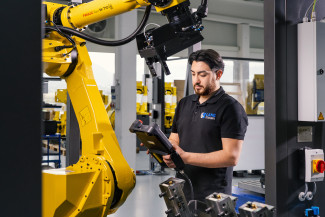 Mechatroniker an einer Roboteranlage