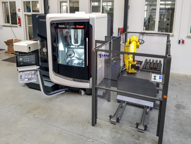 Seitenbeladung einer DMG Mori DMU 60 eVo linear Werkzeugmaschine mit einer RoboTrex Automation von LANG Technik