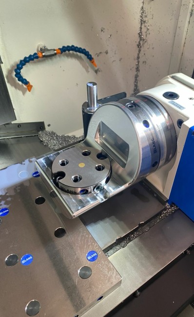 The 0-point clamping system from LANG Technik reduces set-up times in a machine tool