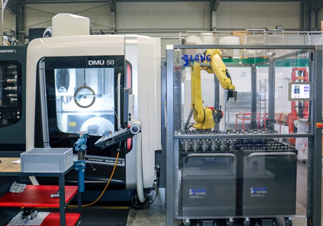 RoboTrex Automation von LANG Technik mit einer DMG Mori DMU 50 CNC-Maschine