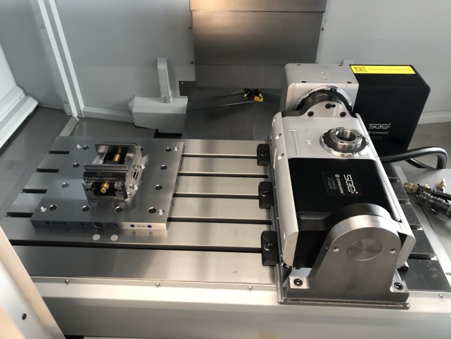 Accurate and strong connection between centering vise and zero point plate