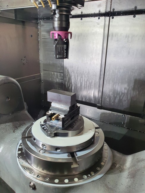 5-axis vise positioned accurately in a zero point plate from workholding expert LANG