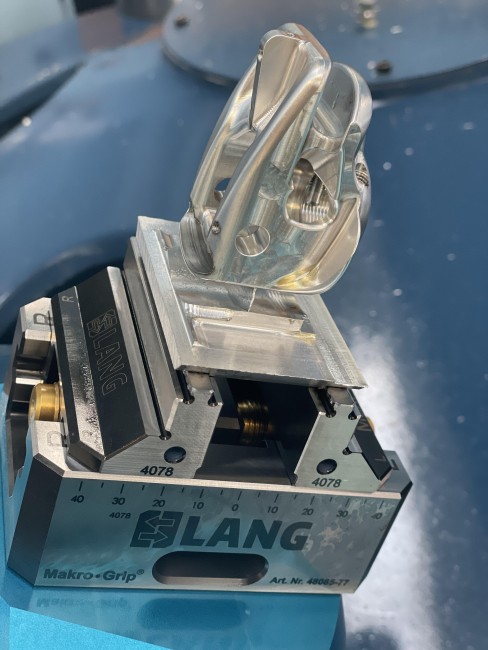 Cnc vise from LANG Technik machines blank in a cnc machine