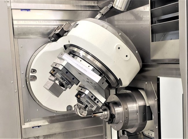 5-axis vise positioned accurately in a zero point riser from LANG Technik