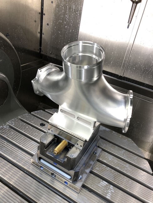 5-axis vise positioned accurately in a zero point plate from LANG Technik