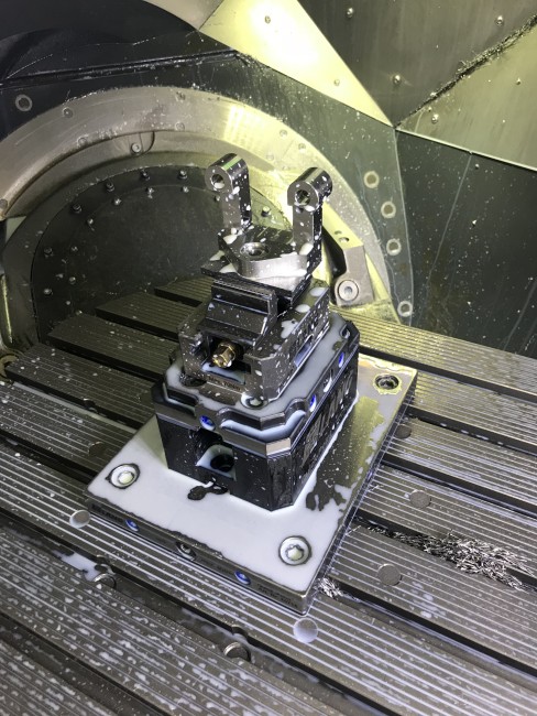 5 axis vise positioned accurately in a zero point plate from LANG Technik