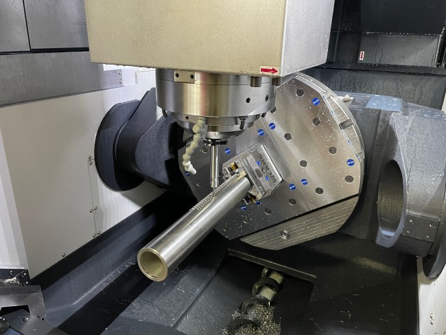 Centering vise for round parts clamped in a zero point plate from LANG Technik