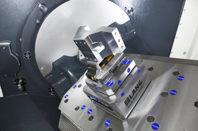 Centering vise positioned accurately in a zero point plate from LANG Technik