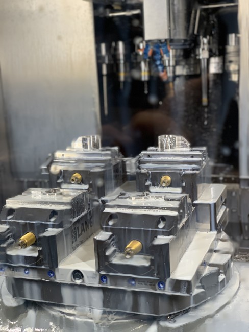 Accurate and strong connection between cnc vise and zero point plate