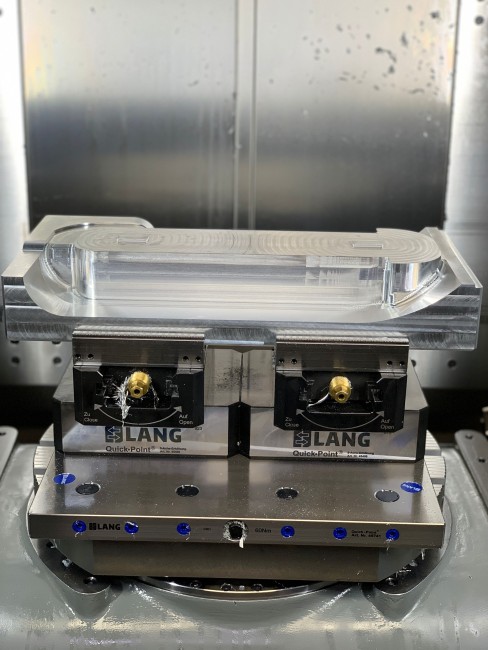 Accurate and strong connection between centering vise and zero point riser