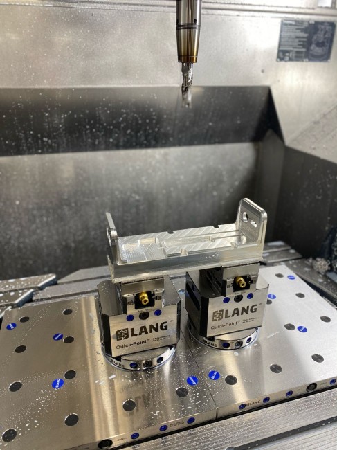 Accurate and strong connection between cnc vise and zero point riser