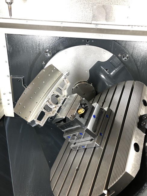 5-axis vise positioned accurately in a zero point clamping system from workholding expert LANG