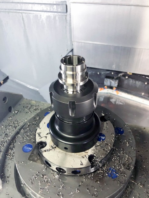 The 0-point clamping system from LANG Technik saves set-up times in a machine tool