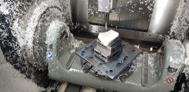 5-axis vise from LANG Technik mills blank in a machine tool