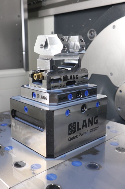 Cnc vise from LANG Technik machines raw part in a cnc machine