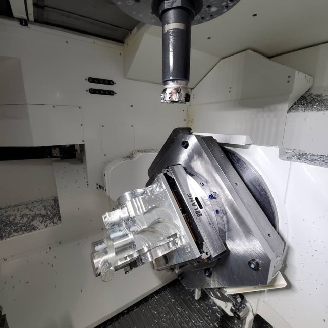 Maschinenschraubstock von LANG Technik für das Fräsen in einer CNC-Fräsmaschine